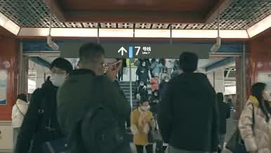 成都城市地铁站人流实拍素材视频的预览图